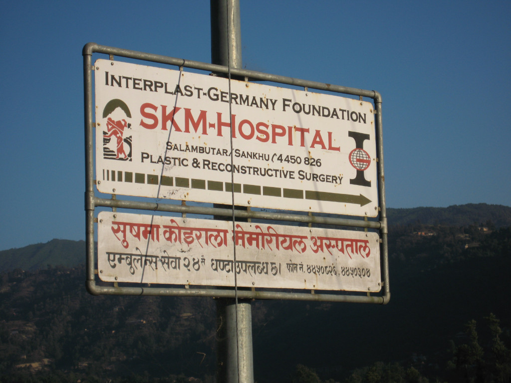 Hinweisschild zum Hospital