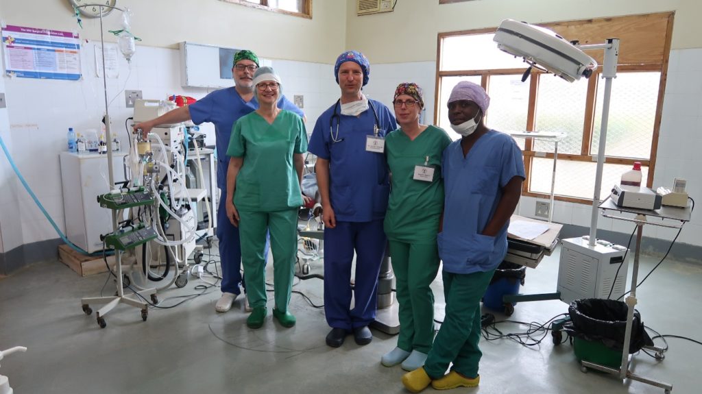 1 Interplast Team im Chitipa District Hospital im April 2019. V.l.n.r.: Martin Stasius (Anästhesiepfleger), Dr. Cornelia Leszinski (Allgemeinchirurgin), Dr. Joachim Gröschel (Anästhesist), Angelika Möhrer (OP-Pflege), Gerald Mafeni (Anesthesiologist).